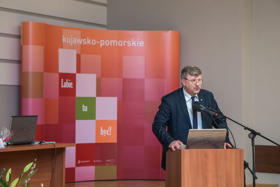 Nadzwyczajna sesja sejmiku województwa we Włocławku, fot. Szymon Zdziebło/tarantoga.pl