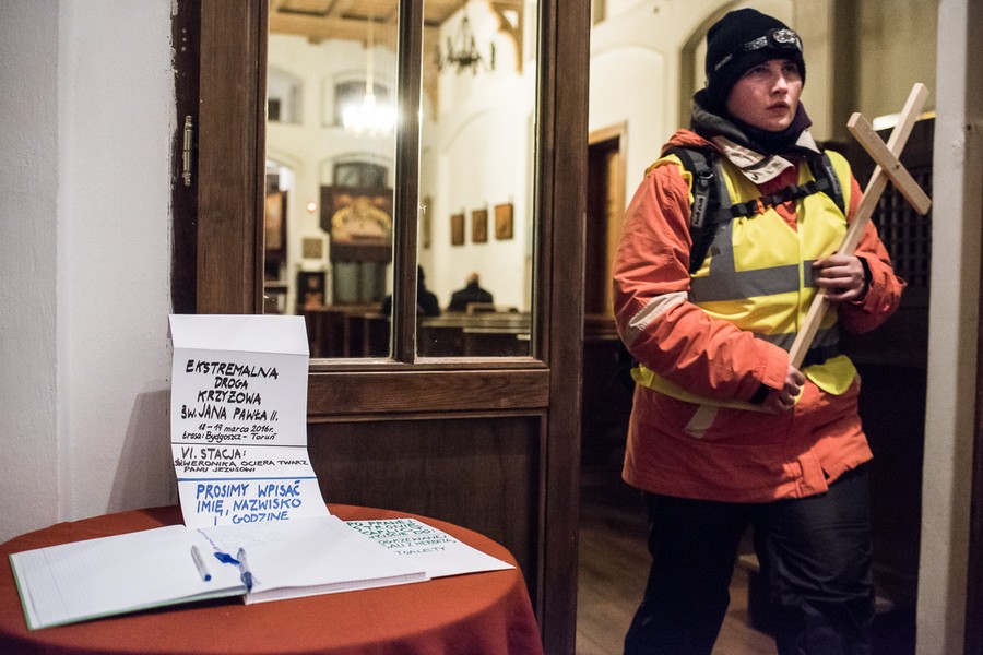 Ekstremalna Droga Krzyżowa św. Jana Pawła II na trasie Bydgoszcz-Toruń, fot. Tymon Markowski