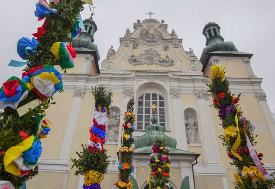 Pochód z palmami podczas Niedzieli Palmowej w Strzelnie, fot. Daniel Pach