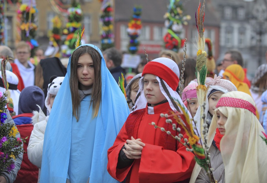 Pochód z palmami podczas Niedzieli Palmowej w Strzelnie, fot. Daniel Pach