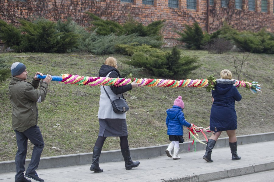 Pochód z palmami podczas Niedzieli Palmowej w Strzelnie, fot. Daniel Pach
