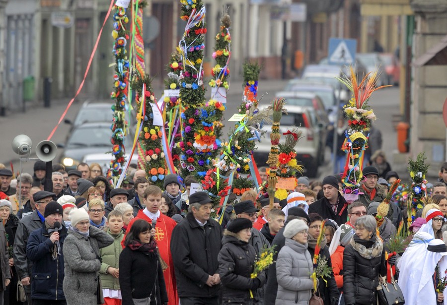 Pochód z palmami podczas Niedzieli Palmowej w Strzelnie, fot. Daniel Pach