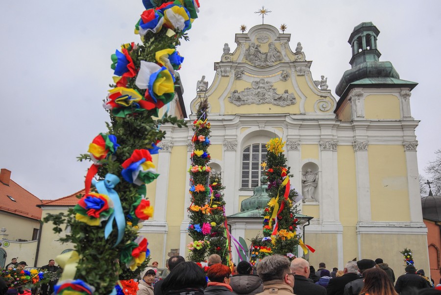Pochód z palmami podczas Niedzieli Palmowej w Strzelnie, fot. Daniel Pach