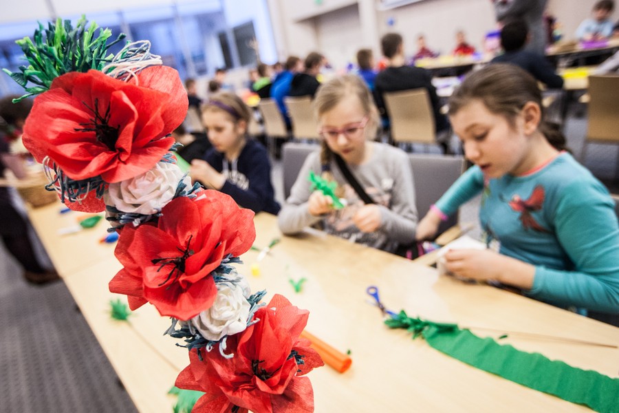 Wyplatanie palm wielkanocnych w Urzędzie Marszałkowskim, fot. Andrzej Goiński