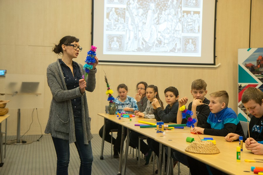 Wyplatanie palm wielkanocnych w Urzędzie Marszałkowskim, fot. Szymon Zdziebło tarantoga.pl
