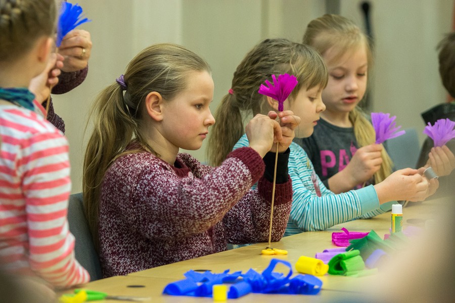 Wyplatanie palm wielkanocnych w Urzędzie Marszałkowskim, fot. Szymon Zdziebło tarantoga.pl