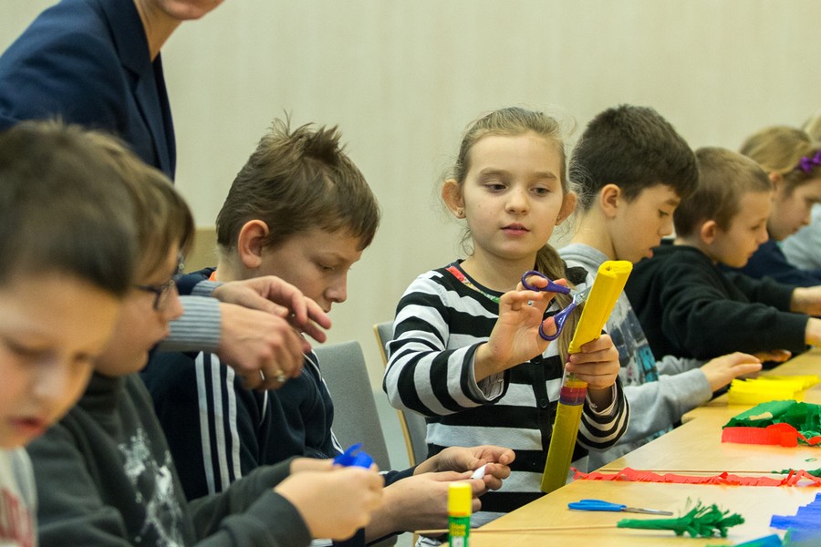 Wyplatanie palm wielkanocnych w Urzędzie Marszałkowskim, fot. Szymon Zdziebło tarantoga.pl