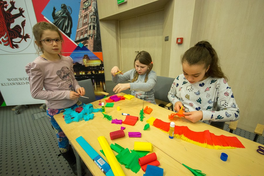 Wyplatanie palm wielkanocnych w Urzędzie Marszałkowskim, fot. Szymon Zdziebło tarantoga.pl