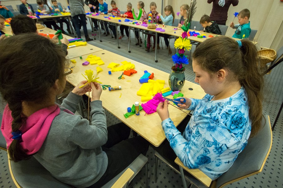Wyplatanie palm wielkanocnych w Urzędzie Marszałkowskim, fot. Szymon Zdziebło tarantoga.pl