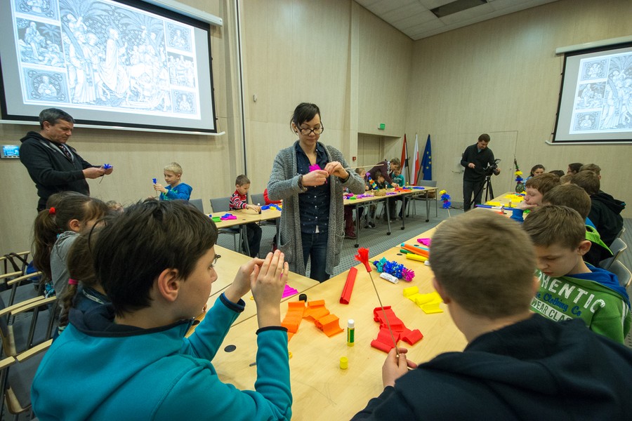 Wyplatanie palm wielkanocnych w Urzędzie Marszałkowskim, fot. Szymon Zdziebło tarantoga.pl