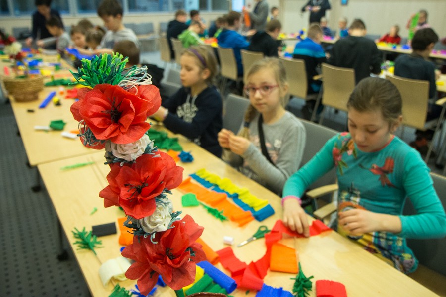 Wyplatanie palm wielkanocnych w Urzędzie Marszałkowskim, fot. Szymon Zdziebło tarantoga.pl