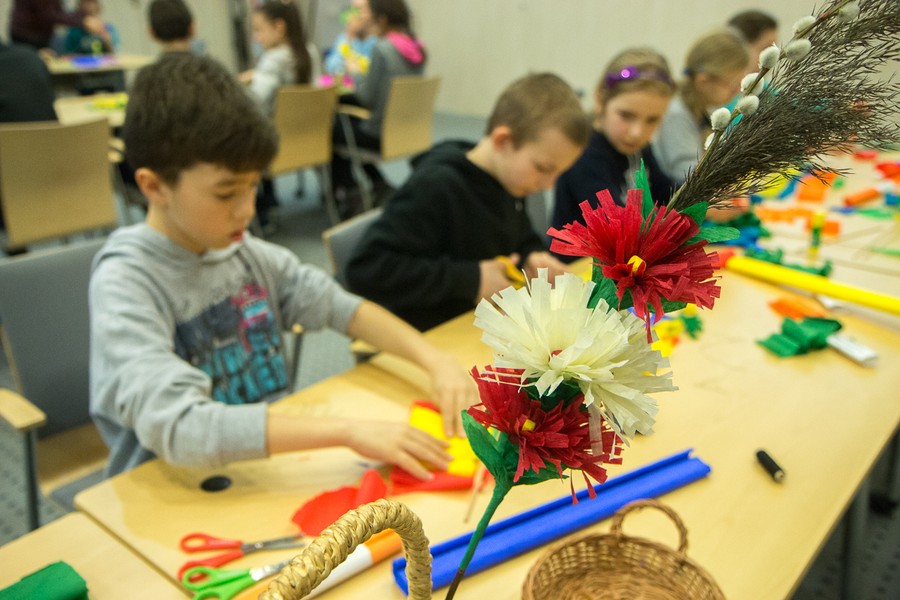 Wyplatanie palm wielkanocnych w Urzędzie Marszałkowskim, fot. Szymon Zdziebło tarantoga.pl
