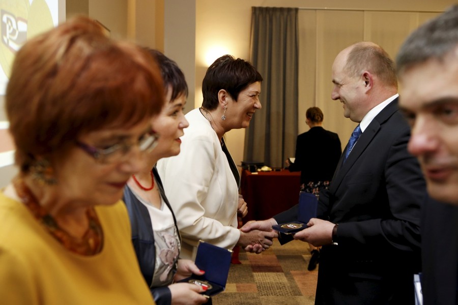 06.05.2016 Gala jubileuszowa izb pielęgniarek i położnych w Toruniu. W tym roku obchodzimy ćwierćwiecze samorządu pielęgniarskiego w Polsce. Z tej okazji trzy działające w naszym regionie okręgowe izby pielęgniarek i położnych – bydgoska, toruńska i włocławska – otrzymały najwyższe marszałkowskie odznaczenie – medal Unitas Durat Palatinatus Ciuaviano-Pomeraniensis. Fot. Mikołaj Kuras