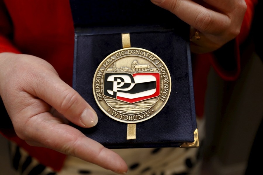 06.05.2016 Gala jubileuszowa izb pielęgniarek i położnych w Toruniu. W tym roku obchodzimy ćwierćwiecze samorządu pielęgniarskiego w Polsce. Z tej okazji trzy działające w naszym regionie okręgowe izby pielęgniarek i położnych – bydgoska, toruńska i włocławska – otrzymały najwyższe marszałkowskie odznaczenie – medal Unitas Durat Palatinatus Ciuaviano-Pomeraniensis. Fot. Mikołaj Kuras