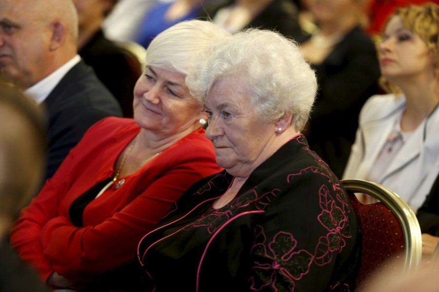 06.05.2016 Gala jubileuszowa izb pielęgniarek i położnych w Toruniu. W tym roku obchodzimy ćwierćwiecze samorządu pielęgniarskiego w Polsce. Z tej okazji trzy działające w naszym regionie okręgowe izby pielęgniarek i położnych – bydgoska, toruńska i włocławska – otrzymały najwyższe marszałkowskie odznaczenie – medal Unitas Durat Palatinatus Ciuaviano-Pomeraniensis. Fot. Mikołaj Kuras