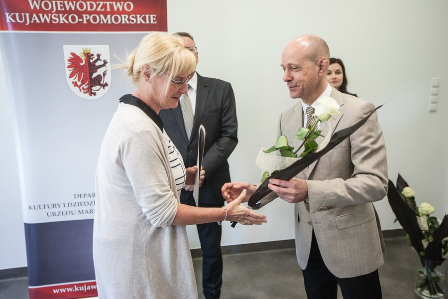 10.05.2016 Wojewódzkie obchody Dnia Bibliotekarza i Bibliotek 2016 w nowej siedzibie Miejskiej Biblioteki Publicznej w Świeciu. Dwanaścioro zasłużonych bibliotekarzy otrzymało doroczne nagrody zarządu województwa. Fot. Andrzej Goiński/UM WK-P