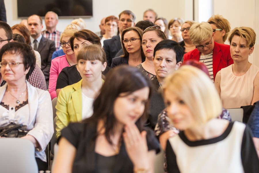 10.05.2016 Wojewódzkie obchody Dnia Bibliotekarza i Bibliotek 2016 w nowej siedzibie Miejskiej Biblioteki Publicznej w Świeciu. Dwanaścioro zasłużonych bibliotekarzy otrzymało doroczne nagrody zarządu województwa. Fot. Andrzej Goiński/UM WK-P