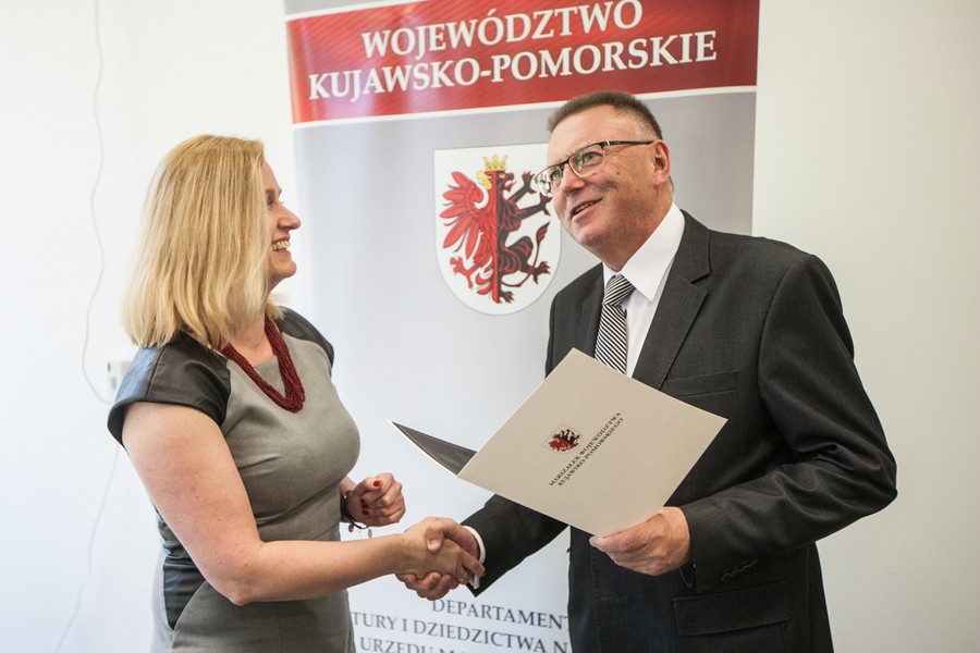10.05.2016 Wojewódzkie obchody Dnia Bibliotekarza i Bibliotek 2016 w nowej siedzibie Miejskiej Biblioteki Publicznej w Świeciu. Dwanaścioro zasłużonych bibliotekarzy otrzymało doroczne nagrody zarządu województwa. Fot. Andrzej Goiński/UM WK-P