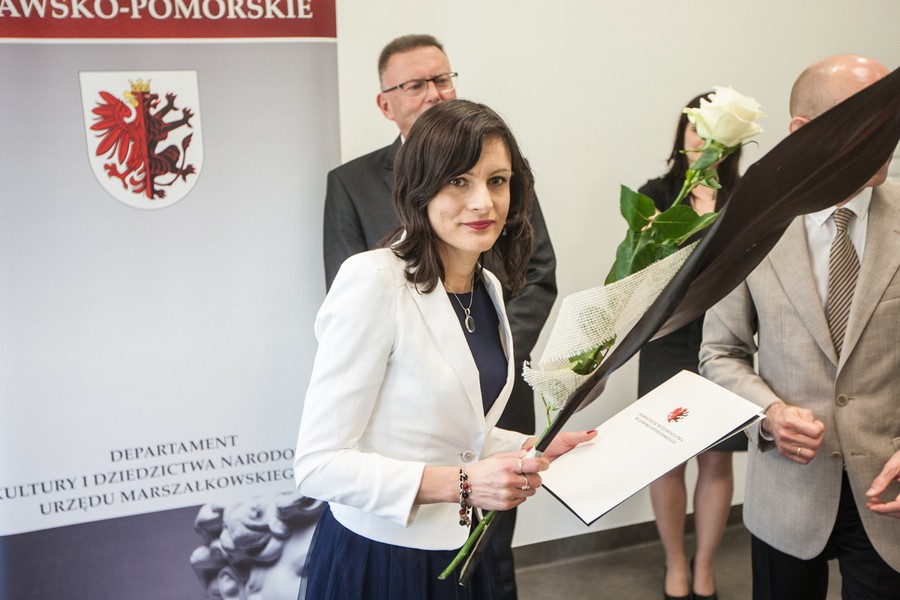 10.05.2016 Wojewódzkie obchody Dnia Bibliotekarza i Bibliotek 2016 w nowej siedzibie Miejskiej Biblioteki Publicznej w Świeciu. Dwanaścioro zasłużonych bibliotekarzy otrzymało doroczne nagrody zarządu województwa. Fot. Andrzej Goiński/UM WK-P