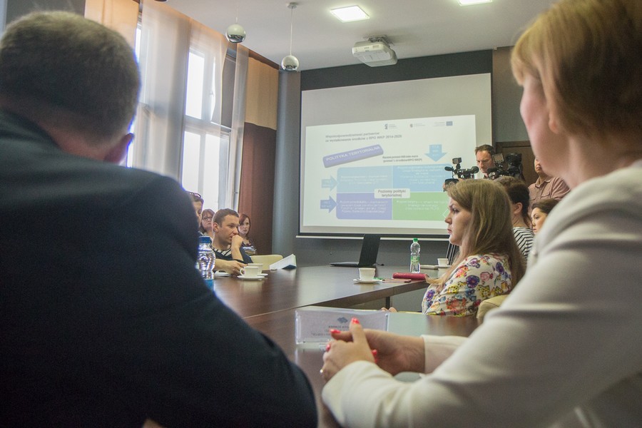 09.05.2016 Konferencja prasowa na temat lokalnych grup działania. Jest ich dwadzieścia osiem, swoim zasięgiem obejmują obszar niemal całego województwa, a do dyspozycji otrzymały około pół miliarda złotych wsparcia z Unii Europejskiej na różnorodne przedsięwzięcia uwzględniające potrzeby konkretnych społeczności. Lokalne grupy działania, czyli partnerstwa mieszkańców, organizacji pozarządowych i samorządów, są gotowe do realizacji zadań zapisanych w lokalnych strategiach rozwoju. Fot. Szymon Zdziebło/tarantoga.pl