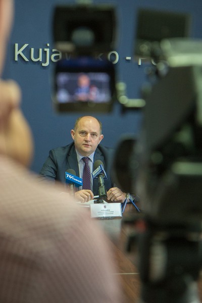 09.05.2016 Konferencja prasowa na temat lokalnych grup działania. Jest ich dwadzieścia osiem, swoim zasięgiem obejmują obszar niemal całego województwa, a do dyspozycji otrzymały około pół miliarda złotych wsparcia z Unii Europejskiej na różnorodne przedsięwzięcia uwzględniające potrzeby konkretnych społeczności. Lokalne grupy działania, czyli partnerstwa mieszkańców, organizacji pozarządowych i samorządów, są gotowe do realizacji zadań zapisanych w lokalnych strategiach rozwoju. Fot. Szymon Zdziebło/tarantoga.pl
