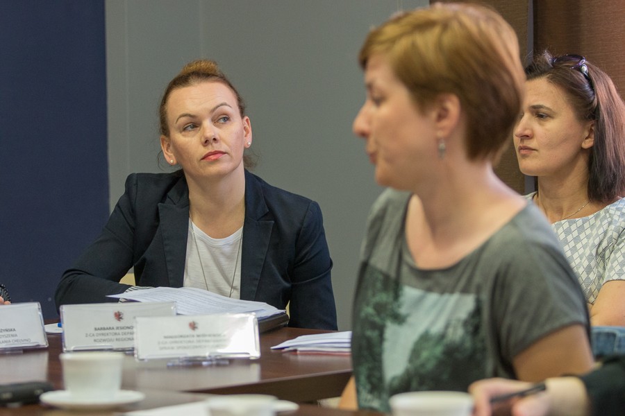 09.05.2016 Konferencja prasowa na temat lokalnych grup działania. Jest ich dwadzieścia osiem, swoim zasięgiem obejmują obszar niemal całego województwa, a do dyspozycji otrzymały około pół miliarda złotych wsparcia z Unii Europejskiej na różnorodne przedsięwzięcia uwzględniające potrzeby konkretnych społeczności. Lokalne grupy działania, czyli partnerstwa mieszkańców, organizacji pozarządowych i samorządów, są gotowe do realizacji zadań zapisanych w lokalnych strategiach rozwoju. Fot. Szymon Zdziebło/tarantoga.pl