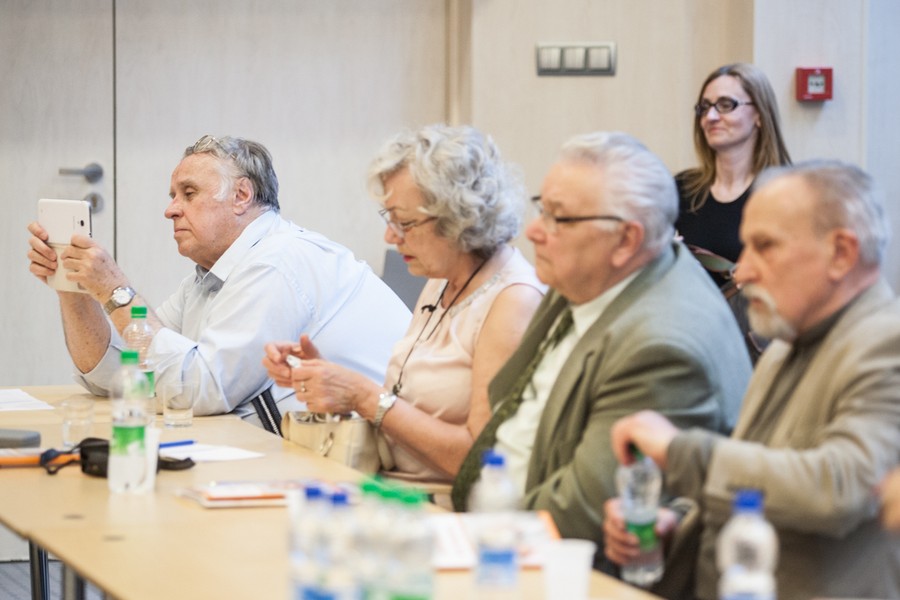 11.05.2016 Posiedzenie Wojewódzkiej Rady Polityki Senioralnej z udziałem kujawsko-pomorskich delegatów do Obywatelskiego Parlamentu Seniorów. Powołana w 2014 roku Wojewódzka Rada ds. Polityki Senioralnej przy Marszałku Województwa Kujawsko-Pomorskiego jest organem opiniodawczo-doradczym wspierającym działania samorządu województwa w obszarach szczególnie istotnych z punktu widzenia seniorów. Dziewiętnastoosobowe gremium tworzą przedstawiciele organizacji i instytucji działających na rzecz osób starszych. Fot. Andrzej Goiński/UM WK-P