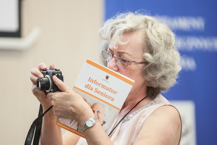 11.05.2016 Posiedzenie Wojewódzkiej Rady Polityki Senioralnej z udziałem kujawsko-pomorskich delegatów do Obywatelskiego Parlamentu Seniorów. Powołana w 2014 roku Wojewódzka Rada ds. Polityki Senioralnej przy Marszałku Województwa Kujawsko-Pomorskiego jest organem opiniodawczo-doradczym wspierającym działania samorządu województwa w obszarach szczególnie istotnych z punktu widzenia seniorów. Dziewiętnastoosobowe gremium tworzą przedstawiciele organizacji i instytucji działających na rzecz osób starszych. Fot. Andrzej Goiński/UM WK-P