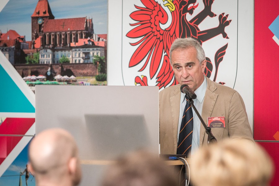 12.05.2016 Konferencja „Dawne fortyfikacje – dla turystyki, rekreacji i kultury”. Tematy sympozjum to zarządzanie i gospodarowanie dawnymi zespołami fortyfikacyjnymi, zwłaszcza w perspektywie wykorzystania środków z Unii Europejskiej. Fot. Szymon Zdziebło/tarantoga.pl