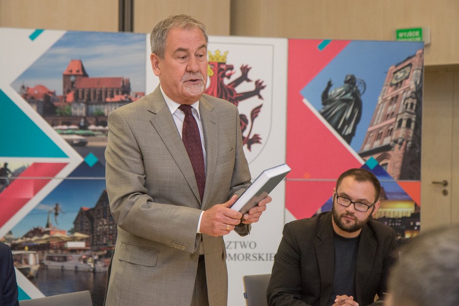 09.05.2016 Spotkanie promocyjne nowego tomu „Historia Pomorza”. Ukazująca się nakładem Instytutu Historii Polskiej Akademii Nauk i toruńskiego Towarzystwa Naukowego publikacja jest pierwszą częścią piątego tomu, dotyczącą lat 1918-1939. „Historia Pomorza” została objęta honorowym patronatem marszałka województwa kujawsko-pomorskiego i wsparta finansowo przez nasz wojewódzki samorząd. Jest to kontynuacja wielotomowego wydawnictwa historycznego, zapoczątkowanego pół wieku temu pod kierunkiem dwóch wybitnych naukowców, profesorów Gerarda Labudy i Mariana Biskupa. Fot. Szymon Zdziebło/tarantoga.pl