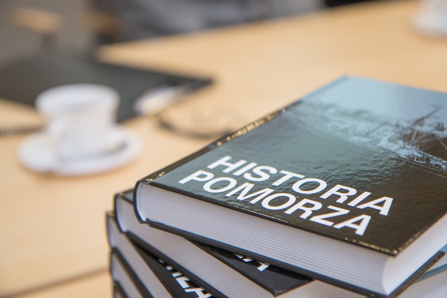 09.05.2016 Spotkanie promocyjne nowego tomu „Historia Pomorza”. Ukazująca się nakładem Instytutu Historii Polskiej Akademii Nauk i toruńskiego Towarzystwa Naukowego publikacja jest pierwszą częścią piątego tomu, dotyczącą lat 1918-1939. „Historia Pomorza” została objęta honorowym patronatem marszałka województwa kujawsko-pomorskiego i wsparta finansowo przez nasz wojewódzki samorząd. Jest to kontynuacja wielotomowego wydawnictwa historycznego, zapoczątkowanego pół wieku temu pod kierunkiem dwóch wybitnych naukowców, profesorów Gerarda Labudy i Mariana Biskupa. Fot. Szymon Zdziebło/tarantoga.pl