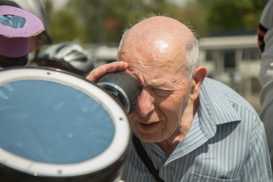 09.05.2016 Obserwacje przejścia Merkurego na tle tarczy Słońca z użyciem sprzętu astronomicznego przed Urzędem Marszałkowskim w Toruniu, fot. Szymon Zdziebło/tarantoga.pl