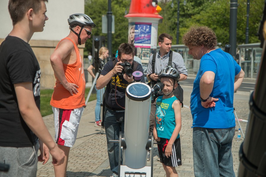 09.05.2016 Obserwacje przejścia Merkurego na tle tarczy Słońca z użyciem sprzętu astronomicznego przed Urzędem Marszałkowskim w Toruniu, fot. Szymon Zdziebło/tarantoga.pl