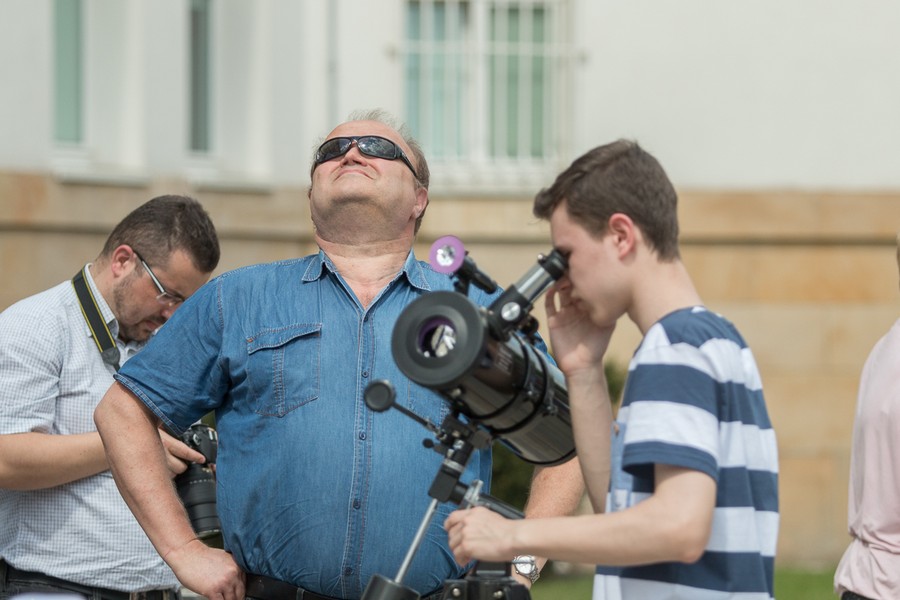 09.05.2016 Obserwacje przejścia Merkurego na tle tarczy Słońca z użyciem sprzętu astronomicznego przed Urzędem Marszałkowskim w Toruniu, fot. Szymon Zdziebło/tarantoga.pl