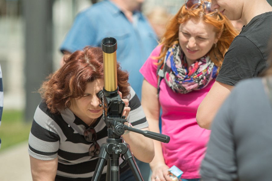 09.05.2016 Obserwacje przejścia Merkurego na tle tarczy Słońca z użyciem sprzętu astronomicznego przed Urzędem Marszałkowskim w Toruniu, fot. Szymon Zdziebło/tarantoga.pl
