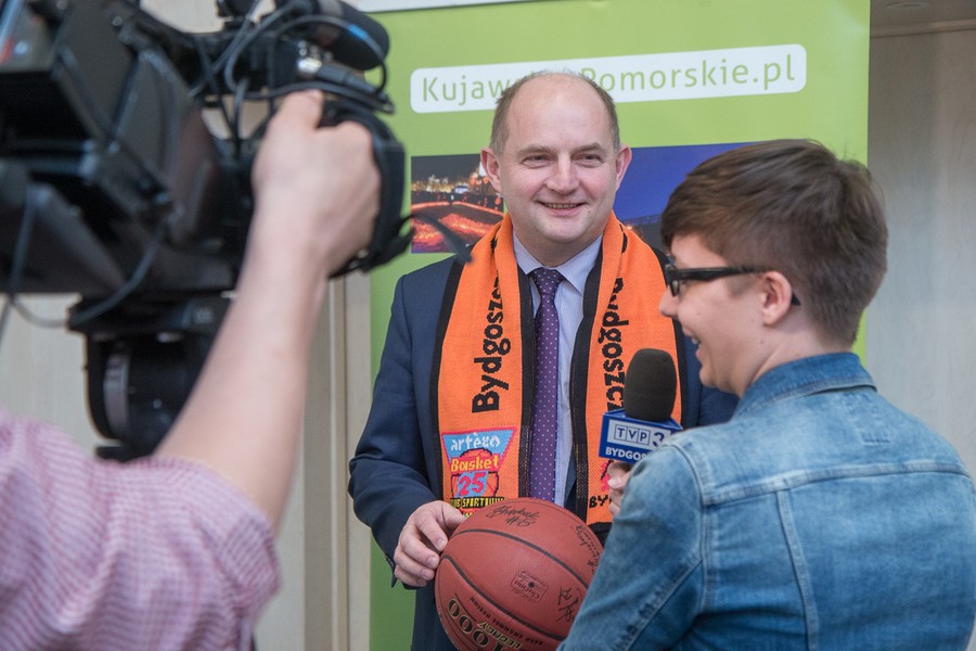 09.05.2016 Spotkanie z koszykarkami i zespołem szkoleniowym klubu Artego Bydgoszcz, tegorocznymi zdobywcami tytułu wicemistrza Polski, w Urzędzie Marszałkowskim, fot. Szymon Zdziebło/tarantoga.pl