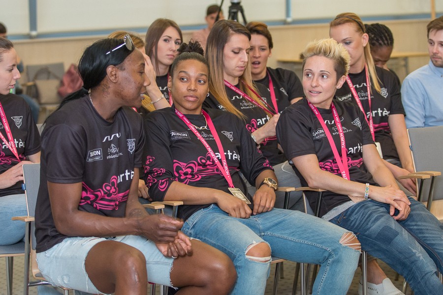 09.05.2016 Spotkanie z koszykarkami i zespołem szkoleniowym klubu Artego Bydgoszcz, tegorocznymi zdobywcami tytułu wicemistrza Polski, w Urzędzie Marszałkowskim, fot. Szymon Zdziebło/tarantoga.pl