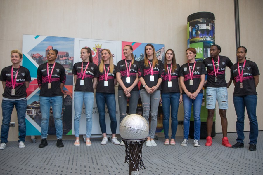 09.05.2016 Spotkanie z koszykarkami i zespołem szkoleniowym klubu Artego Bydgoszcz, tegorocznymi zdobywcami tytułu wicemistrza Polski, w Urzędzie Marszałkowskim, fot. Szymon Zdziebło/tarantoga.pl