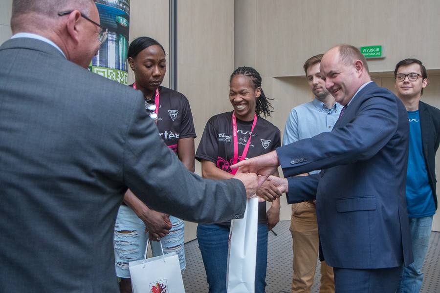 09.05.2016 Spotkanie z koszykarkami i zespołem szkoleniowym klubu Artego Bydgoszcz, tegorocznymi zdobywcami tytułu wicemistrza Polski, w Urzędzie Marszałkowskim, fot. Szymon Zdziebło/tarantoga.pl