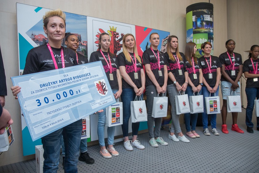 09.05.2016 Spotkanie z koszykarkami i zespołem szkoleniowym klubu Artego Bydgoszcz, tegorocznymi zdobywcami tytułu wicemistrza Polski, w Urzędzie Marszałkowskim, fot. Szymon Zdziebło/tarantoga.pl