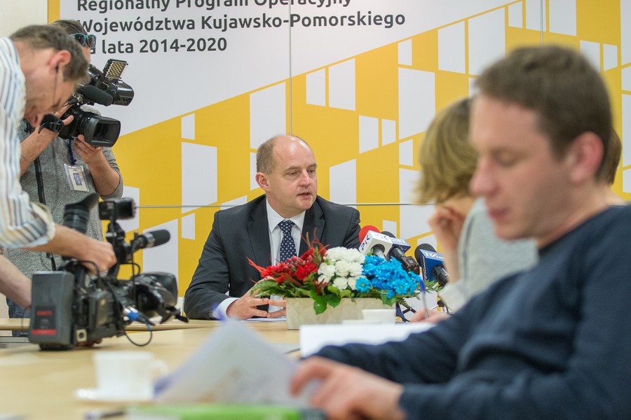 Briefing marszałka Całbeckiego, fot. Szymon Zdziebło/tarantoga.pl