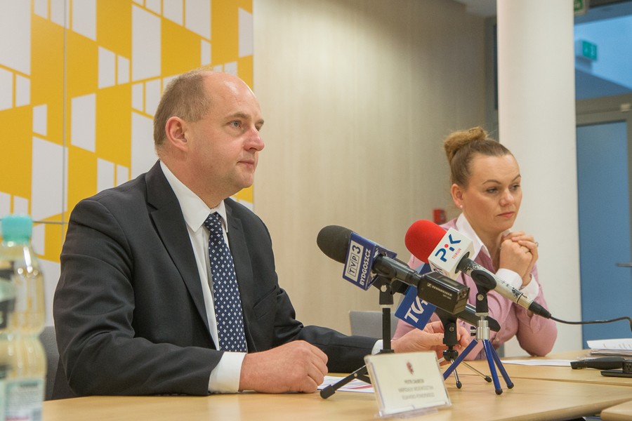 Briefing marszałka Całbeckiego, fot. Szymon Zdziebło/tarantoga.pl