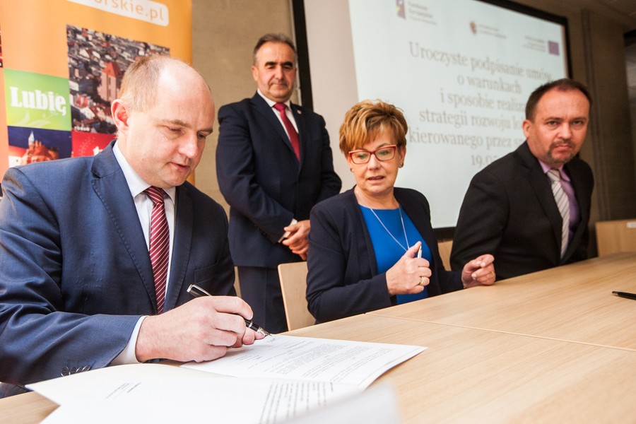 Uroczystość podpisania umów z lokalnymi grupami działania, fot. Andrzej Goiński