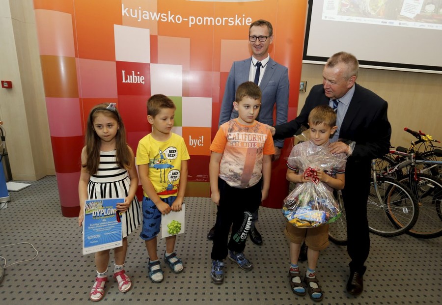 Wręczenie nagród w konkursie zorganizowanym w ramach „Tu jest super – tu jest bezpiecznie”, fot. Mikołaj Kuras