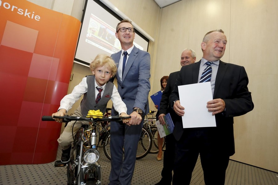 Wręczenie nagród w konkursie zorganizowanym w ramach „Tu jest super – tu jest bezpiecznie”, fot. Mikołaj Kuras