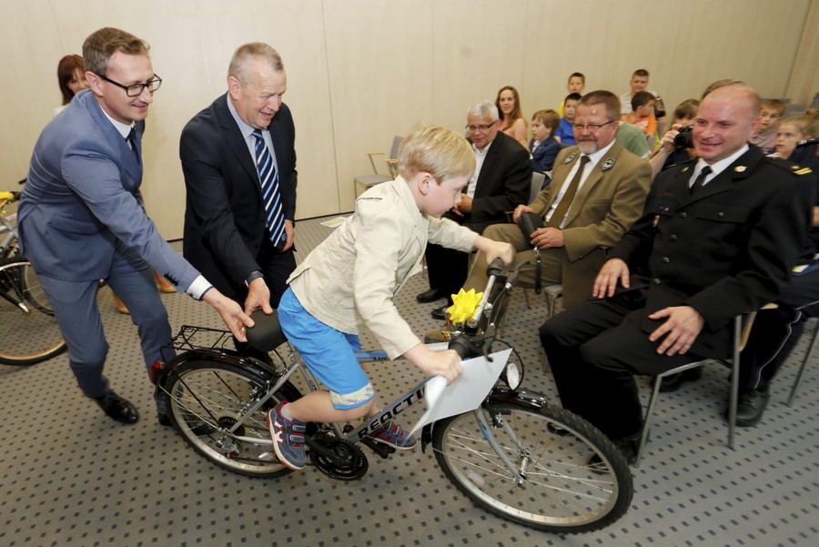 Wręczenie nagród w konkursie zorganizowanym w ramach „Tu jest super – tu jest bezpiecznie”, fot. Mikołaj Kuras