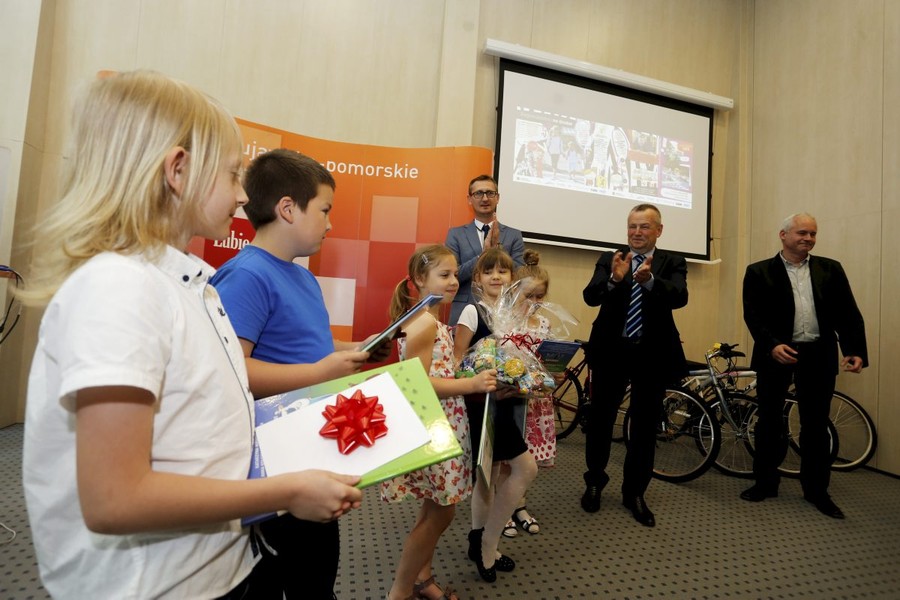 Wręczenie nagród w konkursie zorganizowanym w ramach „Tu jest super – tu jest bezpiecznie”, fot. Mikołaj Kuras