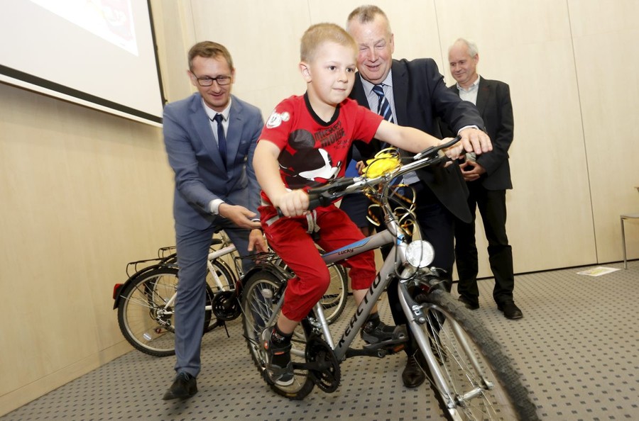 Wręczenie nagród w konkursie zorganizowanym w ramach „Tu jest super – tu jest bezpiecznie”, fot. Mikołaj Kuras