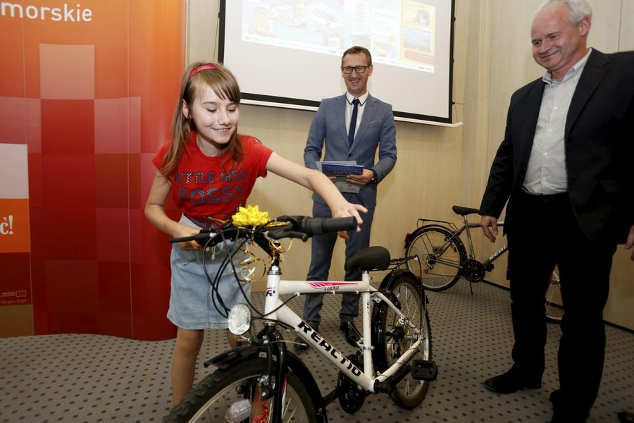 Wręczenie nagród w konkursie zorganizowanym w ramach „Tu jest super – tu jest bezpiecznie”, fot. Mikołaj Kuras