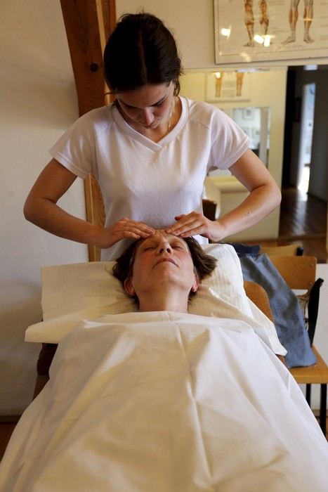 Bezpłatne zabiegi w szkolnych gabinetach masażu i urody, fot. Mikołaj Kuras